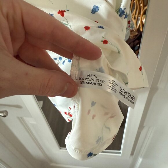 Tuckernuck Athletic Floral Blouse Size Medium Color White Red Blue - Picture 3 of 4